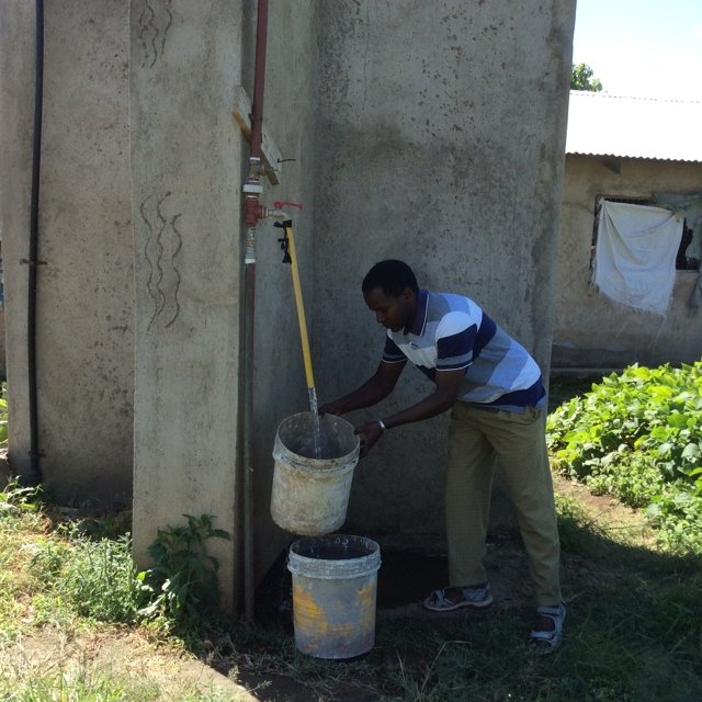 Schoon drinkwater Mwenyeheri Anuarite School
